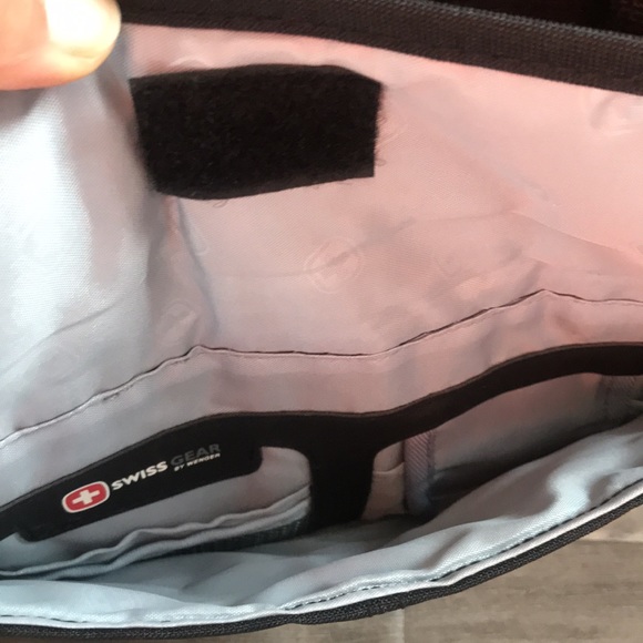 Swiss Gear by Wenger computer and Tablet crossbody bag. - Picture 8 of 9
